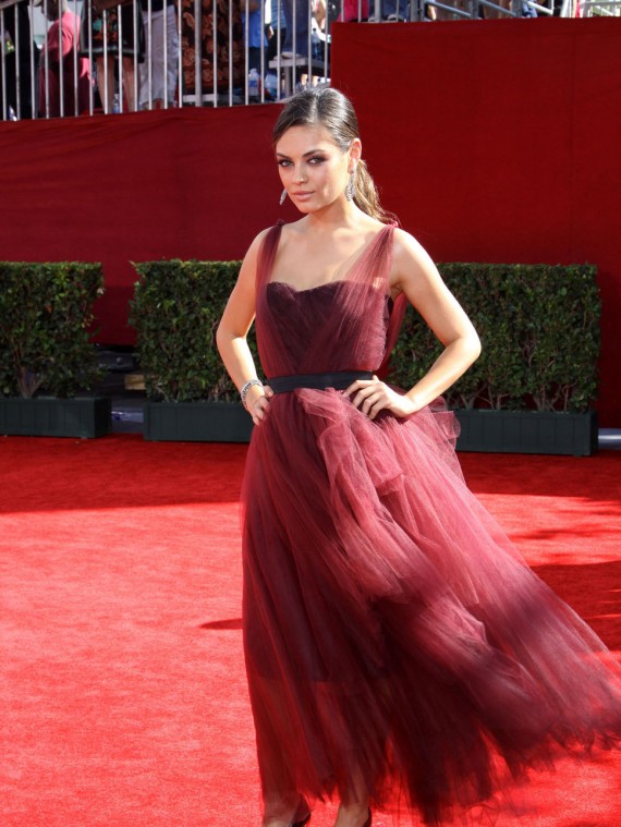 Mila Kunis stili; yalın ve seksi!