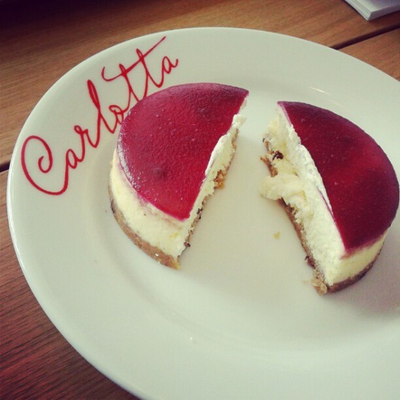 Carlotta - Frambuaz soslu vanilyalı cheesecake